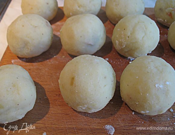 Готовые зразы помещаем минимум на полчаса в морозилку. 