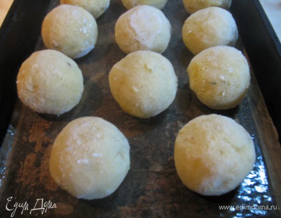 На смазанный маслом противень кладем бумагу для выпечки.  Выкладываем картофельные шарики и выпекаем в разогретой до 200 градусов духовке 40 минут, до золотистой корочки. По желанию можно посыпать тертым сыром. 