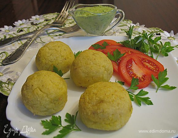 Подаем картофельные зразы горячими с луковым соусом или со сметаной. 