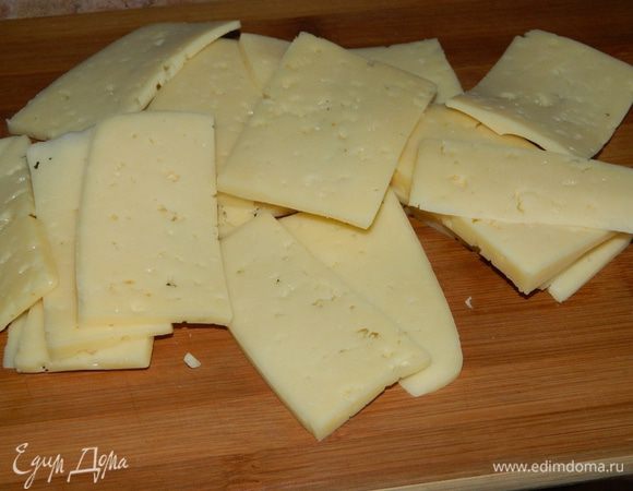 Сыр порезать на тонкие кусочки.