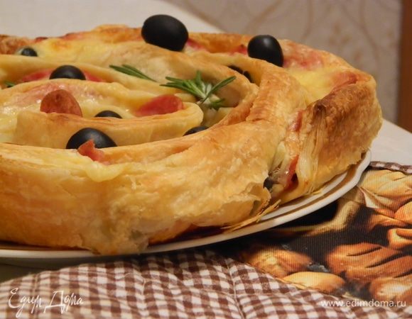 Запекать в разогретой до 230 градусов духовке до образования коричневой корочки, затем уменьшить температуру до 160 градусов, выпекать до готовности.