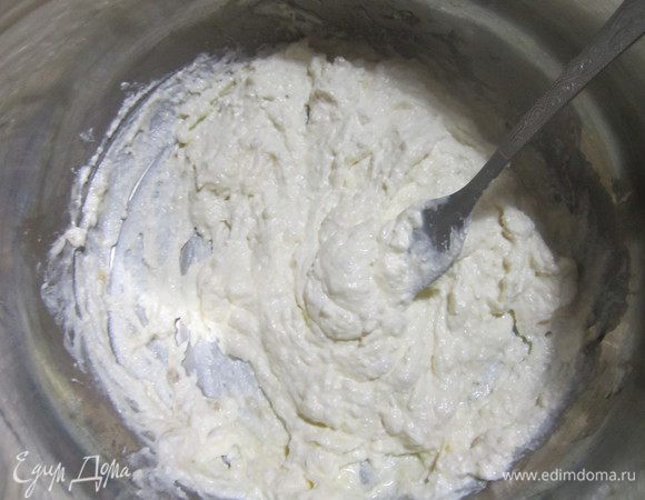 Банановое пюре, масло сливочное, творог и мёд нагреть на маленьком огне до растворения масла. Добавить соду и перемешать. Остудить.