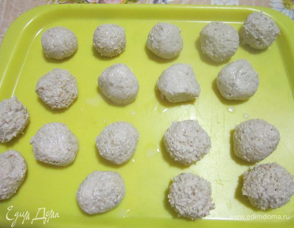 Форму застелить пергаментом. Влажными руками сформовать шарики. У меня получилось 18 небольших печений. Поставить на некоторое время в холодильник.