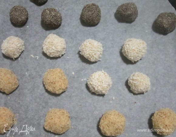 Печенье можно посыпать маком, кокосовой стружкой, молотыми грецкими орехами или так и оставить. Выпекать в заранее разогретой до 180 градусов духовке 10-12 минут. Приятного аппетита! 