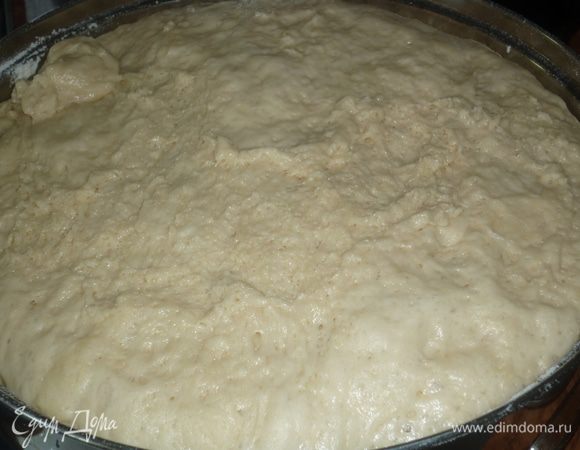 Подошло у меня тесто для пирога с черемухой. И увидела я, что теста там слишком много. Что делать? Топаем к холодильнику и извлекаем из него все то, что надо было извлечь еще пару дней назад, но выбросить жалко.