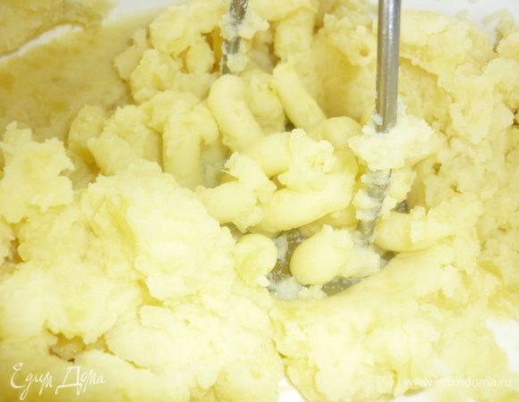 Ставим варить картошку. Я взяла 2 штучки, почистила, порезала на крупные куски, положила в пластиковую кастрюльку, налила немного воды, посолила и доверила все микроволновке. Теперь вооружаемся толкушкой и ... маленькая физкультурная пауза с небольшими силовыми упражнениями.