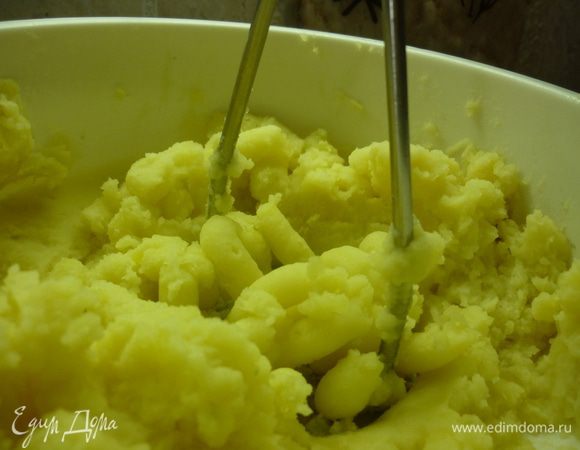 Картошечка любит молочко и масло. Так соединим это великолепное трио и тщательно их перемешаем.