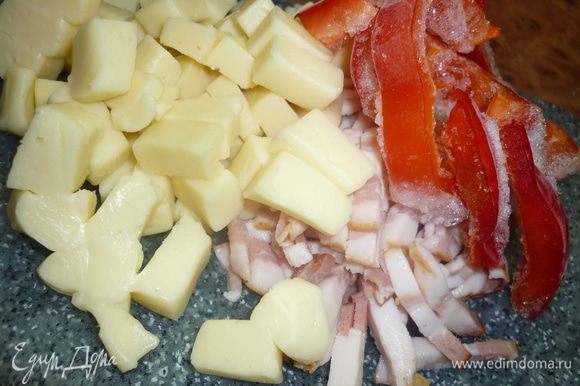 Следующее упражнение для кистей рук. Бекон, сыр и перец (у меня неск кусочков замороженного) порубить мелко.