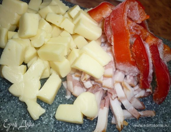 Следующее упражнение для кистей рук. Бекон, сыр и перец (у меня неск кусочков замороженного) порубить мелко.