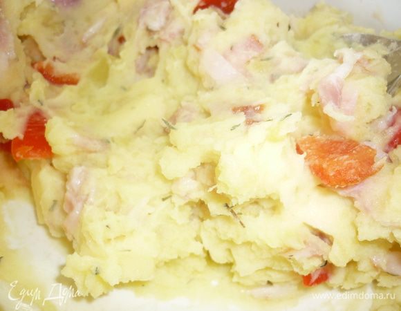 А теперь все крошево легким движением руки смешиваем с картошкой. Держитесь. Это уже вкусно. Потрусите над массой немного сухого тимьяна. Волшебный аромат заполнит кухню и ее окрестности.