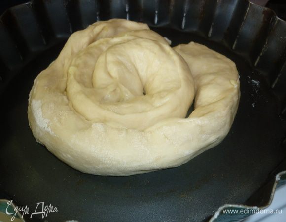 Упражнение для круговых мышц. Я брала форму, но и просто на противене пирожок будет чувствовать себя великолепно... Складываем полосочки с начинкой спиралькой, защипанным краем вверх.