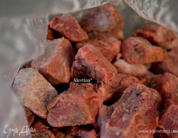 Смешать 1/4 стакана муки, 1/2 ч.л  черный перец, 3/4 ч.л соль, 1/4 ч.л кайен.перец вместе в целлофановом пакете. 1 стол.л отложить этой смеси. В пакет добавить говядину и все потрясти хорошенько .
