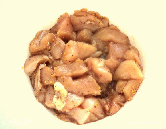 Куриное филе порезать кусочками, соевый соус, горчицу, кориандр, соль и перец по вкусу, перемешать. Накрыть миску пищевой пленкой и поставить мясо в холодильник мариноваться на 3 часа. 