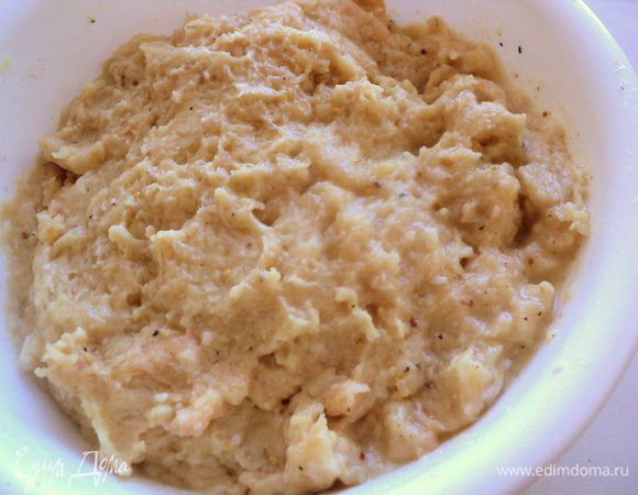  Добавить натертые на мелкой терке яблоки и лук , хорошо перемешать. Если фарш получится слишком плотный добавить немного воды.