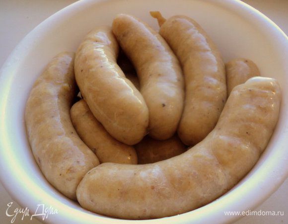 Наполнить фаршем подготовленную череву при помощи специальной насадки для мясорубки или с помощью обрезанного горлышка пластиковой бутылки. Перевязать колбаски через 8-9 см. 