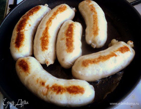 Поджарить колбаски на небольшом огне на  сковороде с растительным маслом со всех сторон до румяной корочки в течении 25 минут. 