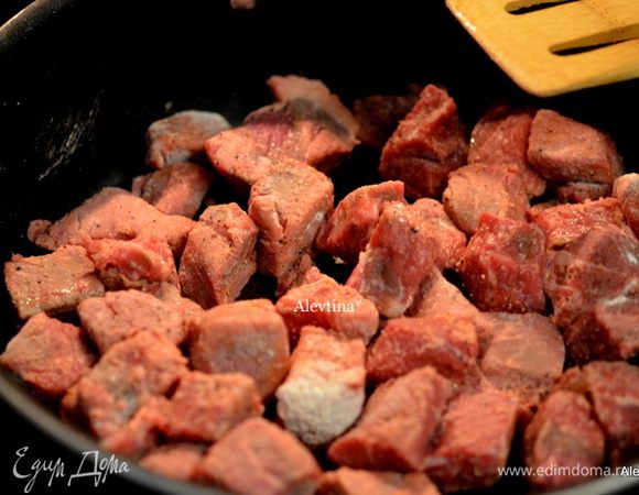 На горячую сковороду вылить масло и обжаривать со всех сторон говядину кусочками.
Снимем со сковороды.