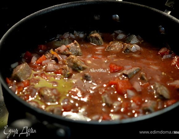 Добавим масло , если нужно и обжарим лук, орегано , семена фенхеля. Помешиваем и обжариваем 2-3 мин. Добавим вино, увеличим чуть огонь, помешиваем минуту.  Затем бульон, томаты крупные порезать на кусочки, томатную пасту и оставленную ложку муки.
Вернем говядину и все вместе чуть потушим.