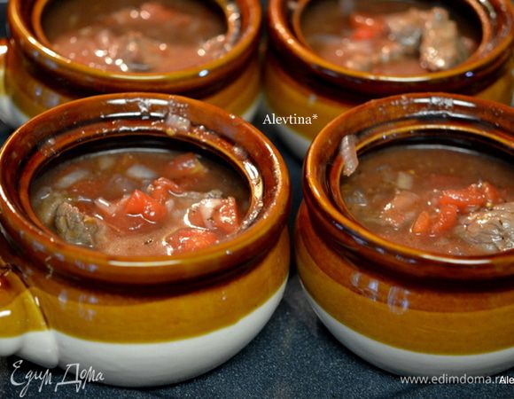 Разложим поделив все ровно на 4 горшка. Поставим в горячую духовку на 1,5 часа.