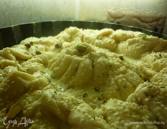 Аккуратными мазками наносим яичный желток для блеска и загрунтуем картину, ой, да что это я, посыплем кунжутом, тимьяном и немножко фисташками дроблеными.