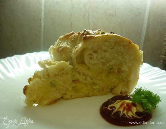 Отдохнул дружок-пирожок. Отрезаем кусочек побольше, можно добавить немного кетчупа и зелени. После тяжелых физических упражнений около духовки в самый раз насладиться пирогом.