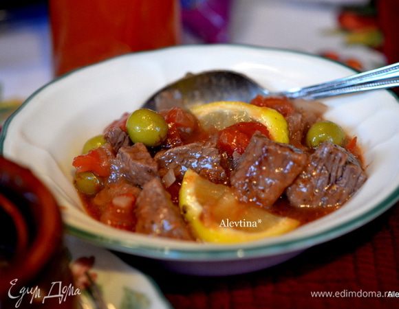 Добавим оливки в горшочки и готовим еще 3 мин.
Подаем к столу с гарниром вместе. Украсим лимонными дольками. Приятного аппетита.