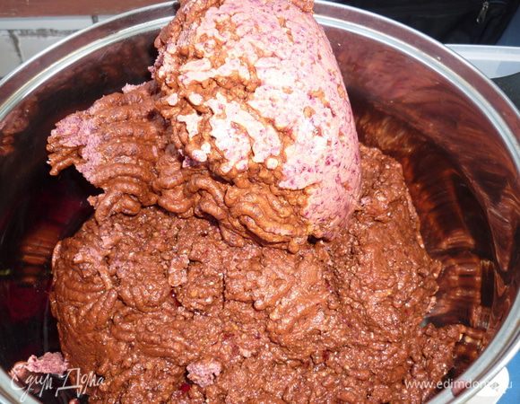 С виду ягодная масса очень напоминает мясной фарш.