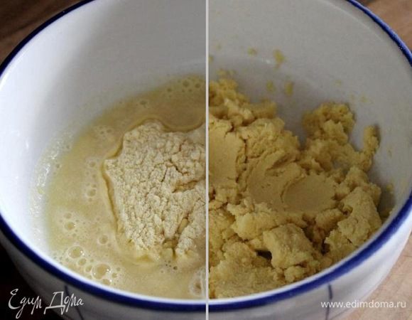 Замесить тесто для лепёшек. Для этого смешать кукурузную муку с солью и водой. 