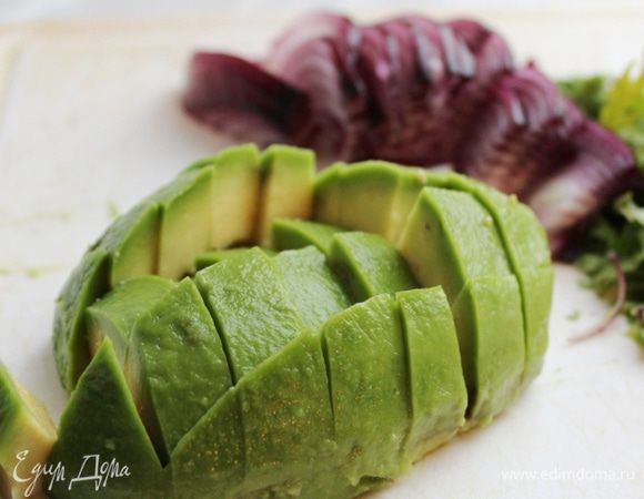 Очистить зёрна граната и отложить половину для заправки. Нарезать огурец и авокадо произвольно, но не мелко, лук-полукольцами, порвать салатные листья.