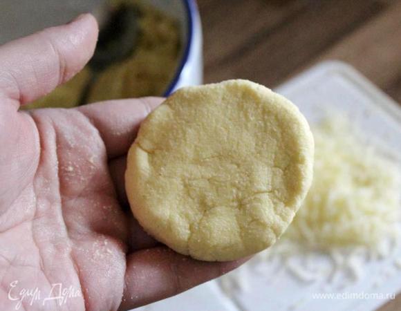 Собрать концы лепёшки вокруг начинки и пальцами размять тесто опять в лепёшку. Горячую сковороду сбрызнуть растительным маслом и обжарить лепёшки. Готовые лепёшки сложить в миску и прикрыть крышкой, чтобы они оставались тёплыми.