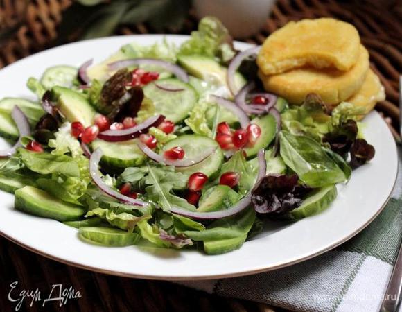 Выложить на блюдо салатные листья, овощи и заправить салат. Отдельно подать тёплые лепёшки.
Приятного аппетита!