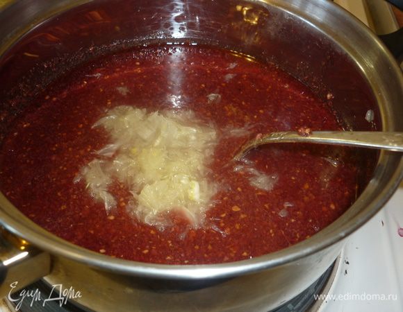 Ну как из этого жидкого и текучего варенья, приготовленного по рецепту http://www.edimdoma.ru/retsepty/60915-varenie-iz-krasnoy-cheremuhi , получится начинка для пирога? Только слякоть одна. Поэтому, засучив рукава, начинаем действовать. Варенье выливаем в кастрюльку. Очень приторное, правда? Поллимона выжимаем прямо в варенье, и мякоть туда же. ставим на огонь все. 