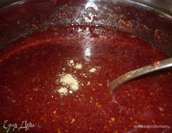 Для более изящного аромата послужит щепотка имбиря сушеного. В холодной воде разведем крахмал. И все это кисельное загущение выливаем в кипящую массу, тщательно размешивая венчиком. Только все закипит - долой с огня. желательно остудить, ведь горячее варенье может сильно обжечь наши нежные ручки.