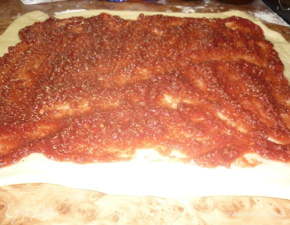 Тесто...ммм...оно такое мягкое. Раскатываем его в прямоугольничек, намазываем вкусной начинкой. все сворачиваем в рулетик, хорошенько защипываем все краешки и перекладываем на противень. Тут хорошим подспорьем будет силиконовый или тефлоновый коврик для выпечки. Или просто смажьте противень маслом.