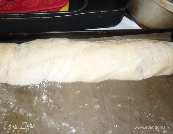 Смажем желтком и вгорячую духовку на 30 мин. при 200 гр.