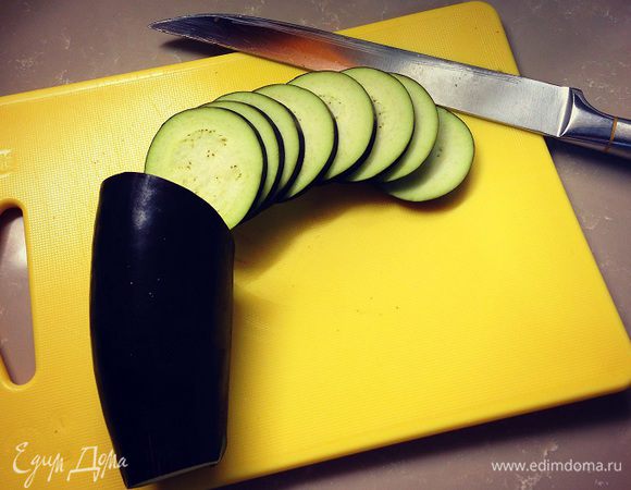 Баклажан помыть и тонко нарезать....