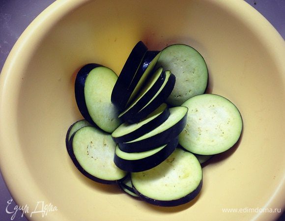 Баклажаны посыпать солью, дать постоять минут 10-20 ....