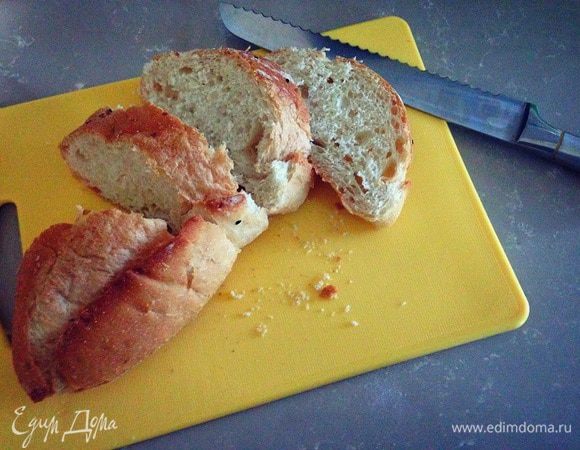 Белый батон нарезать ломтиками....