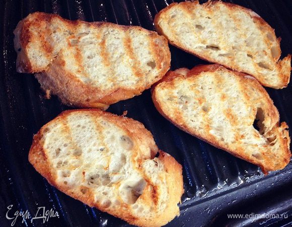 Сначала обжариваем хлеб на гриле ....