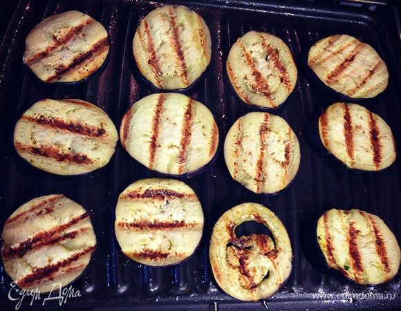 Теперь обжарим на гриле баклажаны...