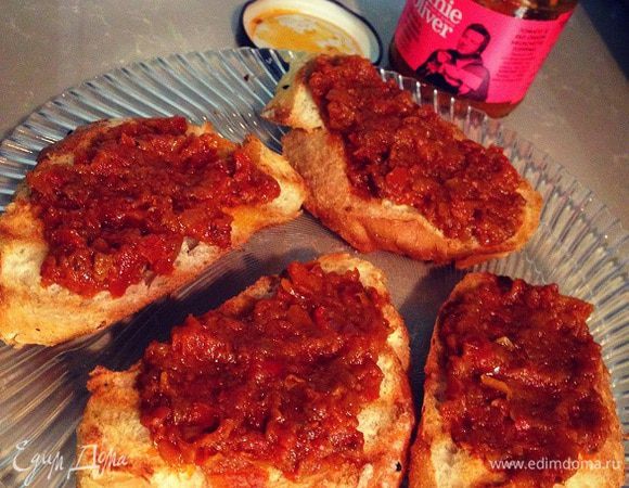 Раскладываем на ломтики хлеба топпинг для брускетты из томатов и красного лука Jamie Oliverа...