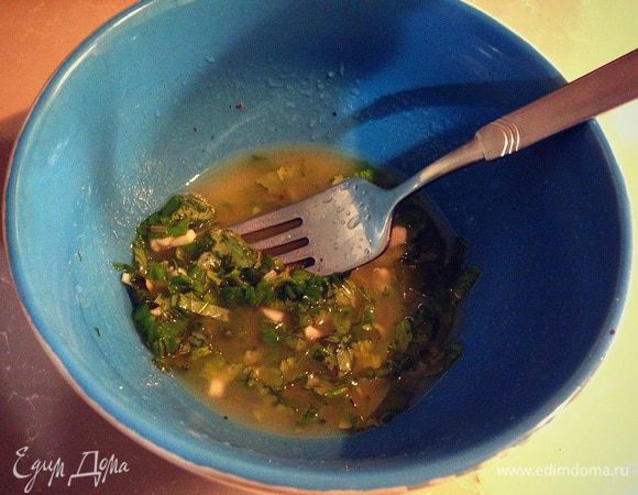 В миске смешать петрушку, мяту, чеснок, оливковое масло и уксус, приправить солью и перцем.....