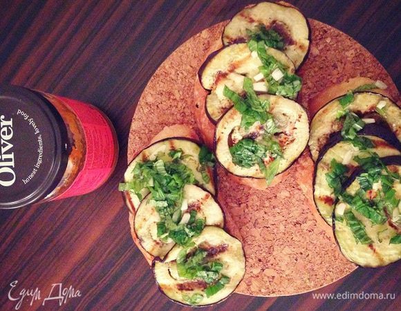 по верх топпинга на брускетты выложить обжаренные на гриле баклажаны.... Приправить брускетты заправкой...