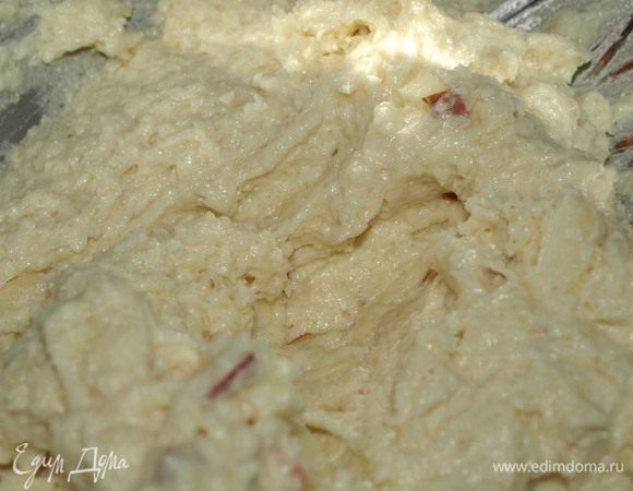 Муку просеять. Добавляем соль, разрыхлитель, ванильный сахар.
 Размягченное масло, сахар и йогурт взбиваем в кремообразную массу.
Яблоко или грушу очищаем от сердцевины, по желанию снимаем кожуру.  Нарезаем мелкими кусочками.
Все соединяем и хорошо замешиваем тесто.
