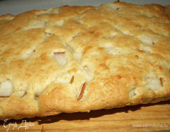 Когда пирог готов.  Достаем его из формы и оставляем на решетке или деревянной доске остывать.