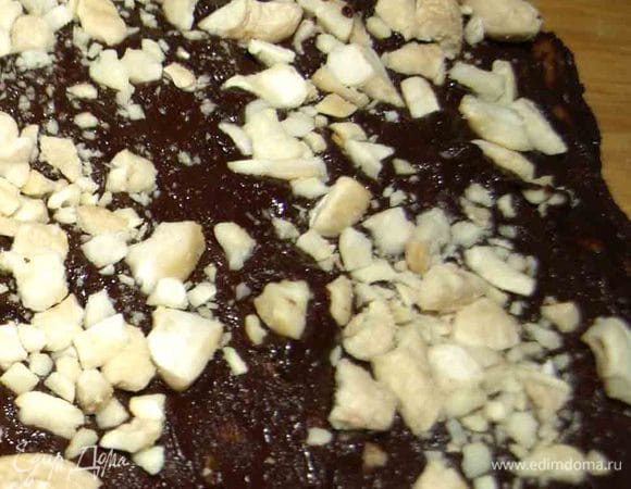 Верх пирога смазать шоколадом и посыпать кешью.