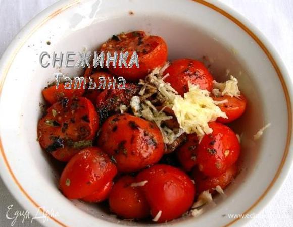 В начале маринуем помидоры. Разрезаем их на половинки. Солим, перчим, добавляем сушёный базилик, натёртый на тёрке чеснок, бальзамический уксус и 2 ст.л. оливкового масла. Перемешиваем. Накрываем пищевой плёнкой и оставляем.