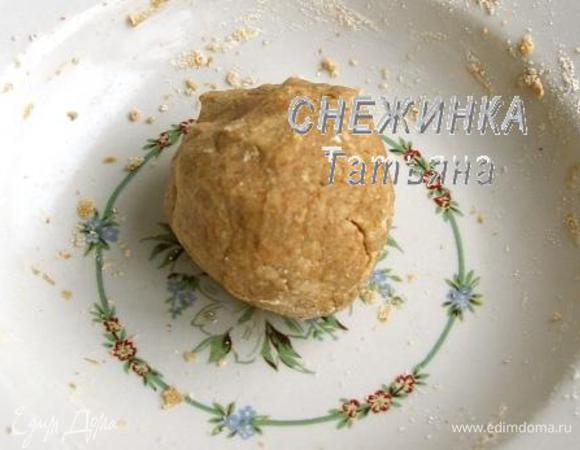 Вливаем чай и оливковое масло, вымешиваем тесто. 