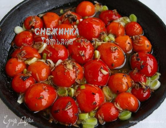 На сковороде, которую можно ставить в духовку, или в жаропрочной форме, если у Вас электрическая плита, разогреваем 2 ст.л. оливкового масла, кладём лук и томим минуту. Затем укладываем достаточно плотно помидоры, вынимая их из маринада, срезом вниз. Держим на огне ещё минуту. Выключаем.