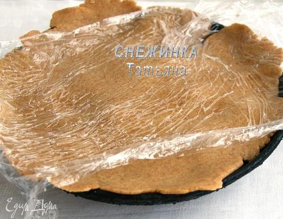 Тесто раскатываем между двумя пластами пищевой плёнки, так удобней. Затем снимаем плёнку с одной стороны, укладываем тесто на помидоры и снимаем верхнюю плёнку.